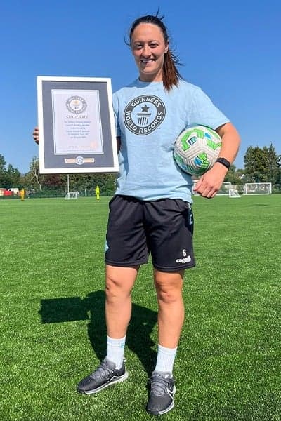 Recorde de Arremesso Lateral: O Futebol Feminino e a Celebridade Questionada