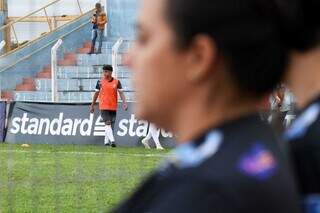 A Busca pela “Mãe Perfeita” e a Falta de Goleiros: Uma Análise Cruelmente Divertida